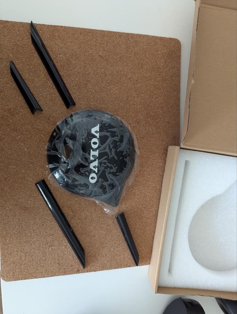 Volvo logo dechrome black edition, Ophalen