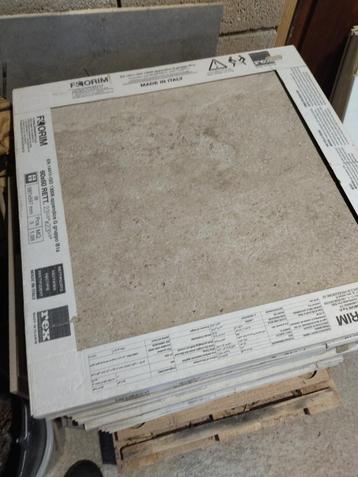 TRES BEAU CARRELAGE ITALIEN 60x60 GRIS IMITATION PIERRE 14M beschikbaar voor biedingen