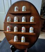 Houten hanger met 12 porseleinen vingerhoedjes  zij getekend, Verzamelen, Vingerhoedjes, Ophalen
