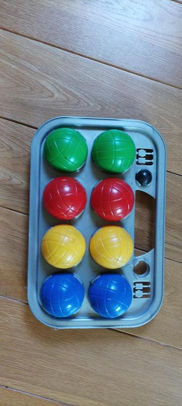 8 boules de pétanque pour enfants, avec cochonnet ( plastic) beschikbaar voor biedingen