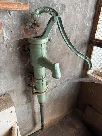 Oude handpomp regenwater beschikbaar voor biedingen