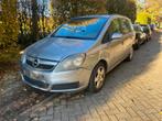 Opel zafira 1.9 cdti 2007 237000 km 700€ zo meenemen, Auto's, Opel, Monovolume, Zwart, Bedrijf, 5 deurs