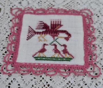 Klein borduurwerkje, vogel met jong, roze gekantklost randje beschikbaar voor biedingen