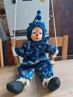 Porseleinen clown op schommel, Verzamelen, Poppen, Ophalen of Verzenden, Zo goed als nieuw, Pop