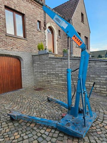 Grue d'atelier, palan à moteur girafe  disponible aux enchères