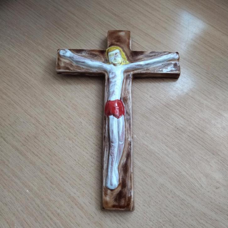 Vintage geëmailleerd terracotta kruisbeeld, Verzamelen, Religie, Zo goed als nieuw, Christendom | Katholiek, Overige typen, Ophalen of Verzenden