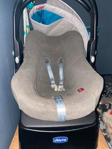 Maxi Cosi Chicco met basis voor in de auto erbij.