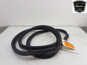 COFFRE COUVERCLE RUBBER SEAL Mercedes-Benz GLB (247.6), Utilisé, Mercedes-Benz
