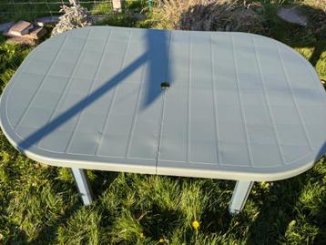 Table de jardin PVC vert plus 6 chaises urgent . disponible aux enchères