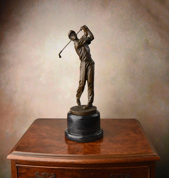 Brons beeldhouwwerk van golfer op de voet, Antiquités & Art, Antiquités | Bronze & Cuivre, Bronze, Enlèvement ou Envoi