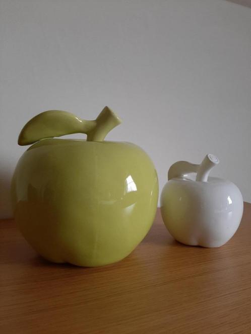 2 appels (wit & groen) in porselein (decoratie), Huis en Inrichting, Woonaccessoires | Overige, Zo goed als nieuw, Ophalen
