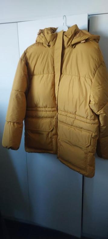 Mooie okerkleurige hippe winterjacket