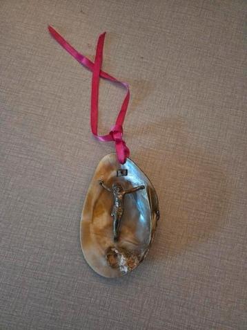 Christus in prachtige natuurschelp. beschikbaar voor biedingen