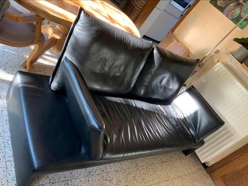 Zwart lederen design zetel met poef merk Koinor, Huis en Inrichting, Zetels | Zetels en Chaises Longues, Zo goed als nieuw, Leer