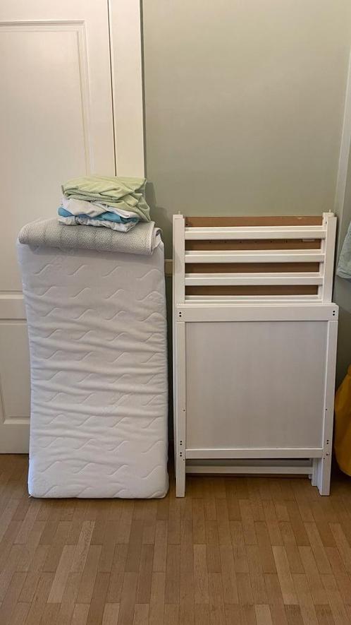 Babybed met matras en toebehoren, Kinderen en Baby's, Kinderkamer | Bedden, Gebruikt, Minder dan 140 cm, Minder dan 70 cm, Lattenbodem