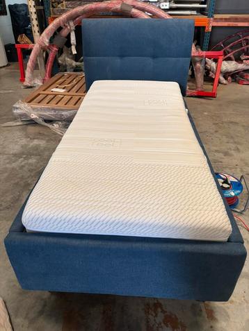 Verstelbaar elektrisch bed  met nieuwe matras beschikbaar voor biedingen