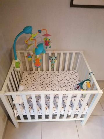 Parc pour bébés (Quax) avec matelas et jouets d'accompagneme