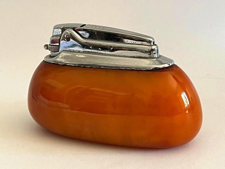 Grote zware tafelaansteker in Amber kleur Bakeliet - Catalin, Verzamelen, Rookartikelen, Aanstekers en Luciferdoosjes, Verzenden