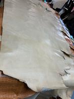 Beige kleur leer lap 1.3 mm dikte stug en glad A-77, Hobby en Vrije tijd, Ophalen of Verzenden, Beige