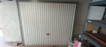 Handmatige garagedeur beschikbaar voor biedingen