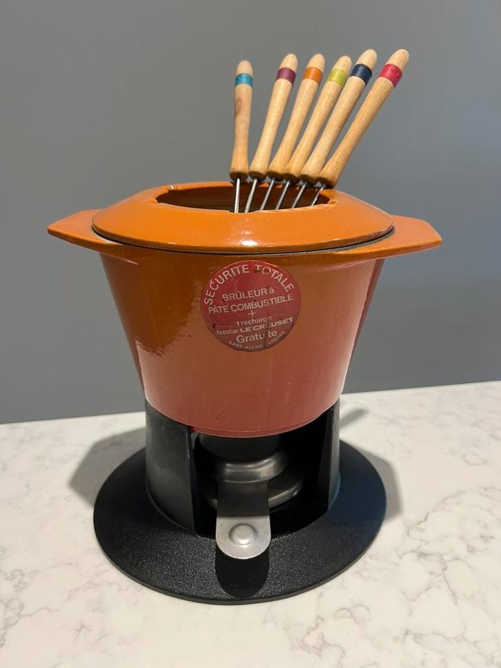 Le Creuset Fondueset in nieuwstaat met 6 LC borden, Elektronische apparatuur, Fonduesets, Zo goed als nieuw, Fondueset, Brander