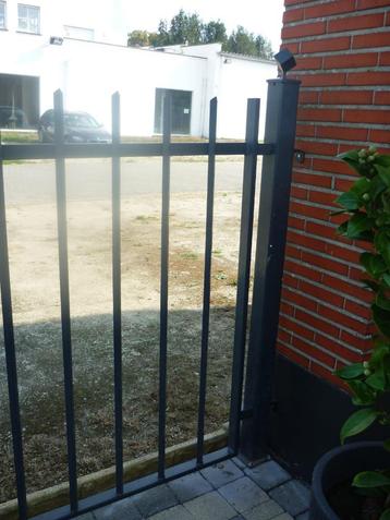 zwaar metalen hekken  + palen beschikbaar voor biedingen
