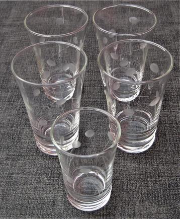 Vintage handgeslepen glaasjes beschikbaar voor biedingen