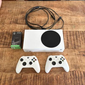 Xbox Series S + 2 controllers beschikbaar voor biedingen