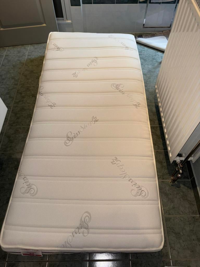 Zeer proper Swiss sleep matras 2m x 0,9m en 26cm dik, Huis en Inrichting, Ophalen, Zo goed als nieuw, Matras