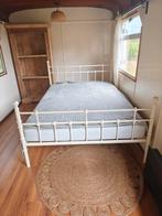 Bed met matras voor bijvoorbeeld studentenkamer. Kleur wit, Huis en Inrichting, Slaapkamer | Bedden, Ophalen