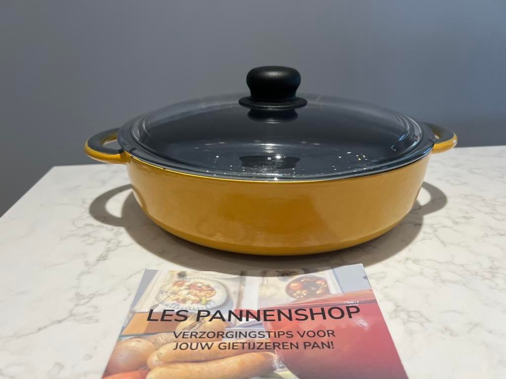 Gietijzeren sauteerpan 26 cm mosterdgeel heel goede staat, Huis en Inrichting, Keuken | Potten en Pannen, Gebruikt, Koekenpan of Braadpan