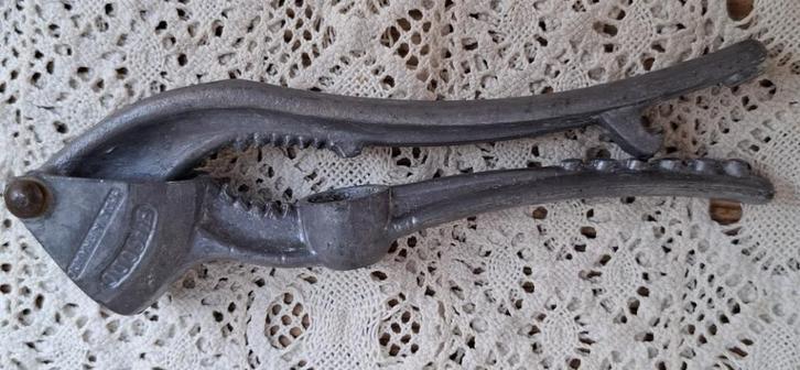 Franse aluminium knoflookpers, notenkraker, flessenopener, Antiek en Kunst, Curiosa en Brocante, Ophalen of Verzenden