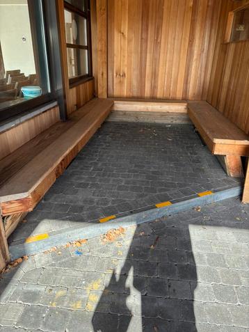 Robuuste houten bank beschikbaar voor biedingen