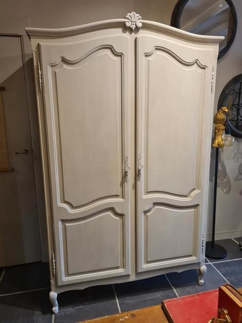 Louis xv kleerkast geverfd in beige 2 deurs gepatineerd, Huis en Inrichting, Kasten | Kleerkasten, Zo goed als nieuw, Ophalen