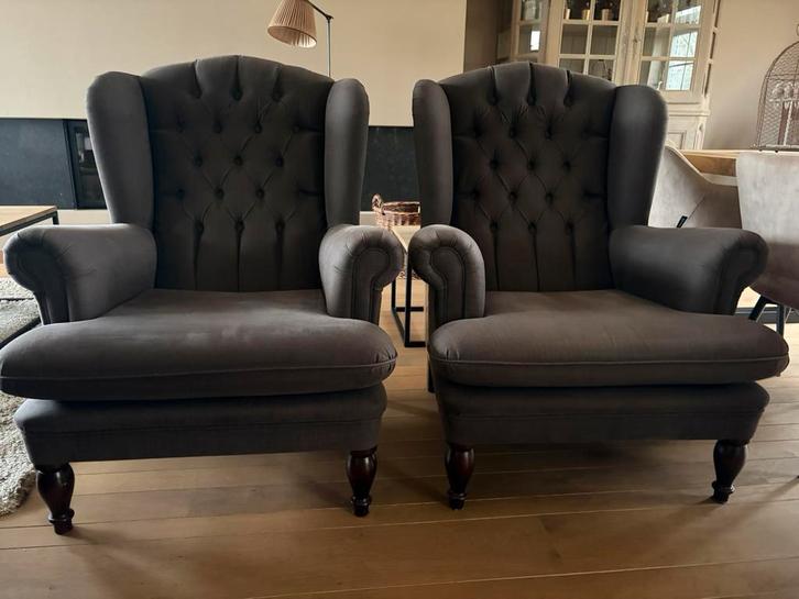 2 klassevolle chesterfield fauteuils met 2 voetbankjes, Huis en Inrichting, Fauteuils, Zo goed als nieuw, Hout, Stof, 75 tot 100 cm