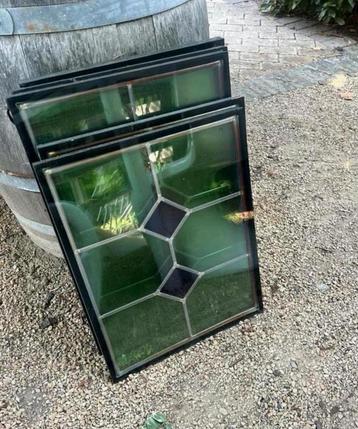 stijlvolle glasramen – geometrisch groen en helder glas beschikbaar voor biedingen