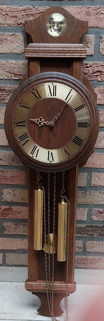 Eiken wandklok - opschrift Tempus Fugit - Klok - € 85, Antiek en Kunst, Antiek | Klokken, Ophalen