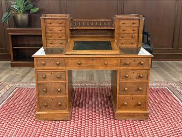 Klassiek Engels bureau #541 beschikbaar voor biedingen