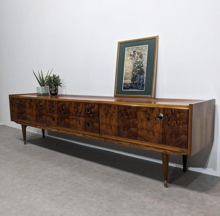 Vintage dressoir van gelakt notenhout, Huis en Inrichting, Kasten | Dressoirs, Zo goed als nieuw, Ophalen