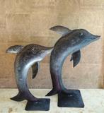 2 dauphins sculptés main. Métal. 39 et 30 cm de haut, Enlèvement ou Envoi