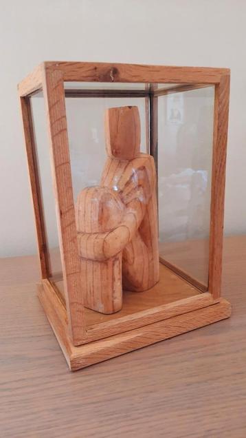 Houten vitrine / display kastje met kunstbeeld beschikbaar voor biedingen