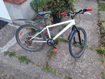 Mountainbike met spatborden en lichtjes beschikbaar voor biedingen