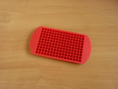 Rode vierkantjes kubussen ijsklontjesvorm ijsblokjesvorm, Huis en Inrichting, Keuken | Tupperware, Ophalen of Verzenden