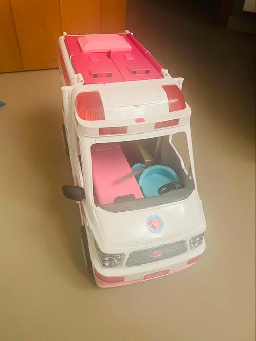 Ziekenwagen Barbie met veel toebehoren en poppen, Kinderen en Baby's, Speelgoed | Poppenhuizen, Zo goed als nieuw, Ophalen of Verzenden