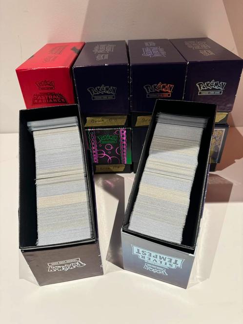 Gevulde ETB Pokemon TCG, Hobby en Vrije tijd, Verzamelkaartspellen | Pokémon, Zo goed als nieuw, Meerdere kaarten, Foil, Ophalen of Verzenden
