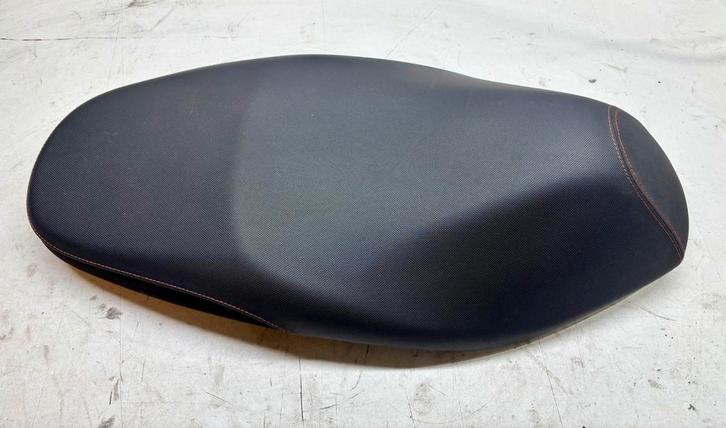 Zadel / buddy Yamaha Neos 4T injectie, Fietsen en Brommers, Brommeronderdelen | Scooters, Zo goed als nieuw, Kymco, Zadel, Ophalen of Verzenden