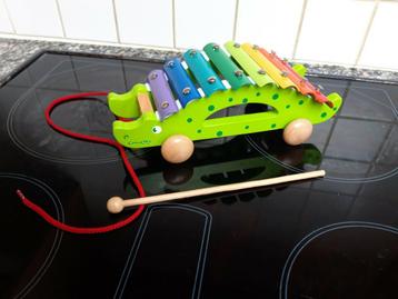 le xylophone en crocodile se déplace sur des roues VIGA - tr