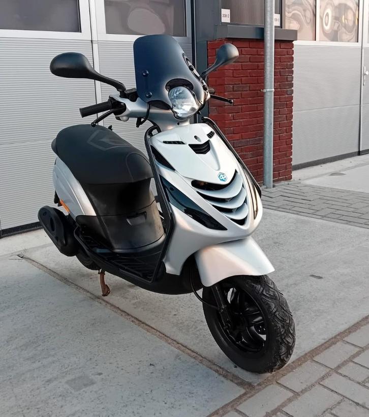 Piaggio Zip 4T Scooter Glans Zilver FULL OPTION (A-KLASSE), Fietsen en Brommers, Handleidingen en Instructieboekjes, Zo goed als nieuw