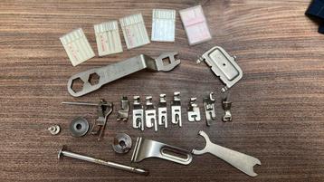 Boîte à couture ancienne Pfaff avec outils et pieds divers, Enlèvement ou Envoi
