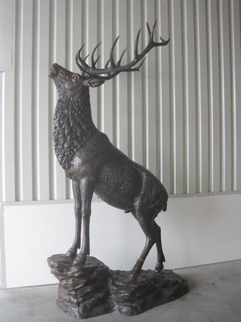 bronzen hertenbeeld op rots H 3m 25!!!, Tuin en Terras, Tuinbeelden, Nieuw, Dierenbeeld, Overige materialen, Ophalen